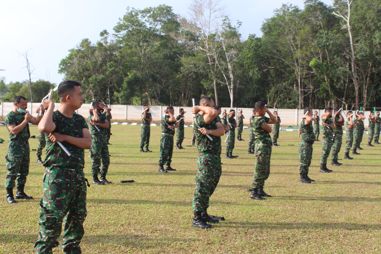 Prajurit Korem 045 Garuda Jaya Berlatih Bela Diri Double Stick